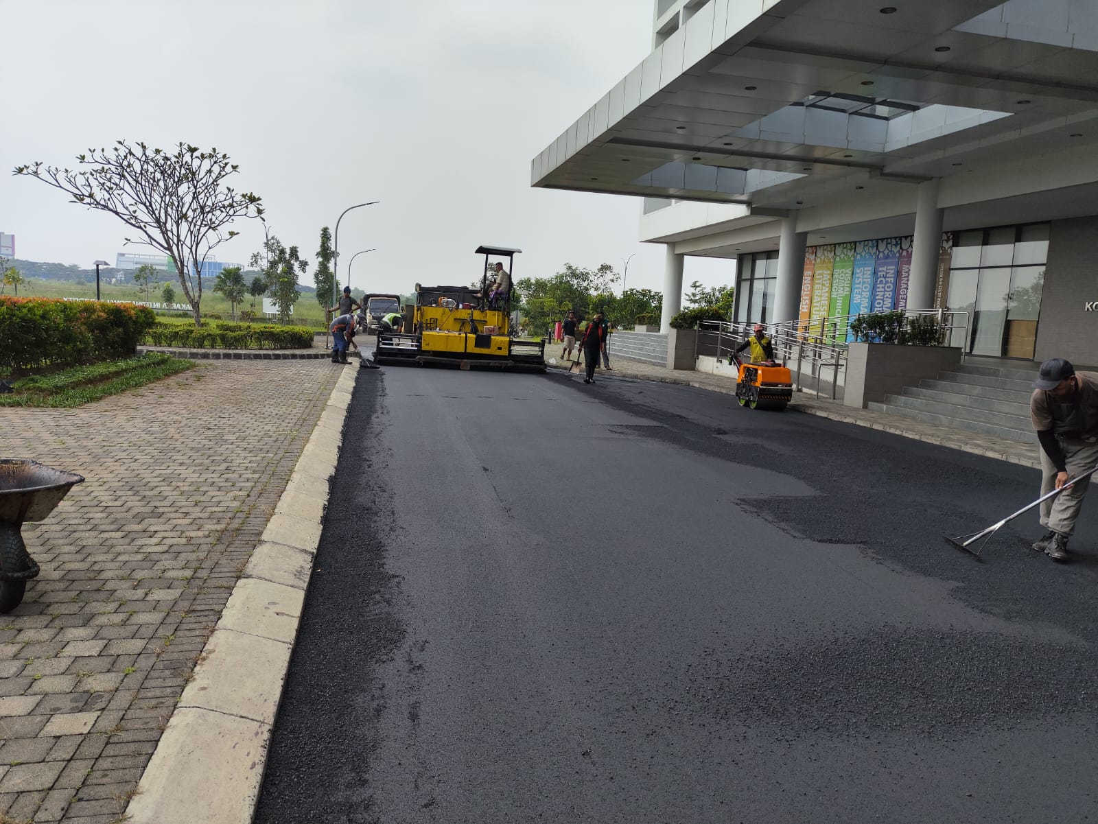 Pengaspalan Jalan Area Gedung 1